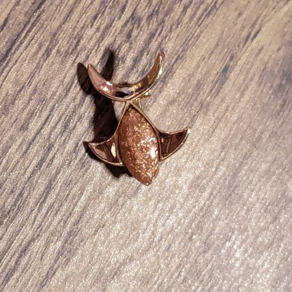 5/$20 small rose gold tone fish brooch - Picture 2 of 3